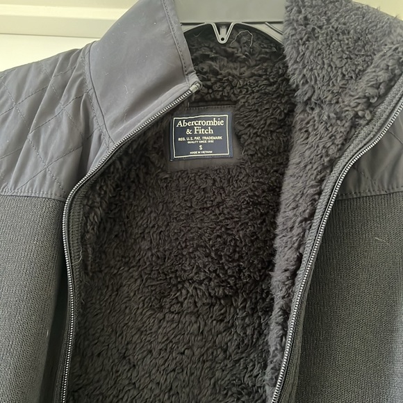 Abercrombie Sherpa vest 🖤 - Picture 3 of 5